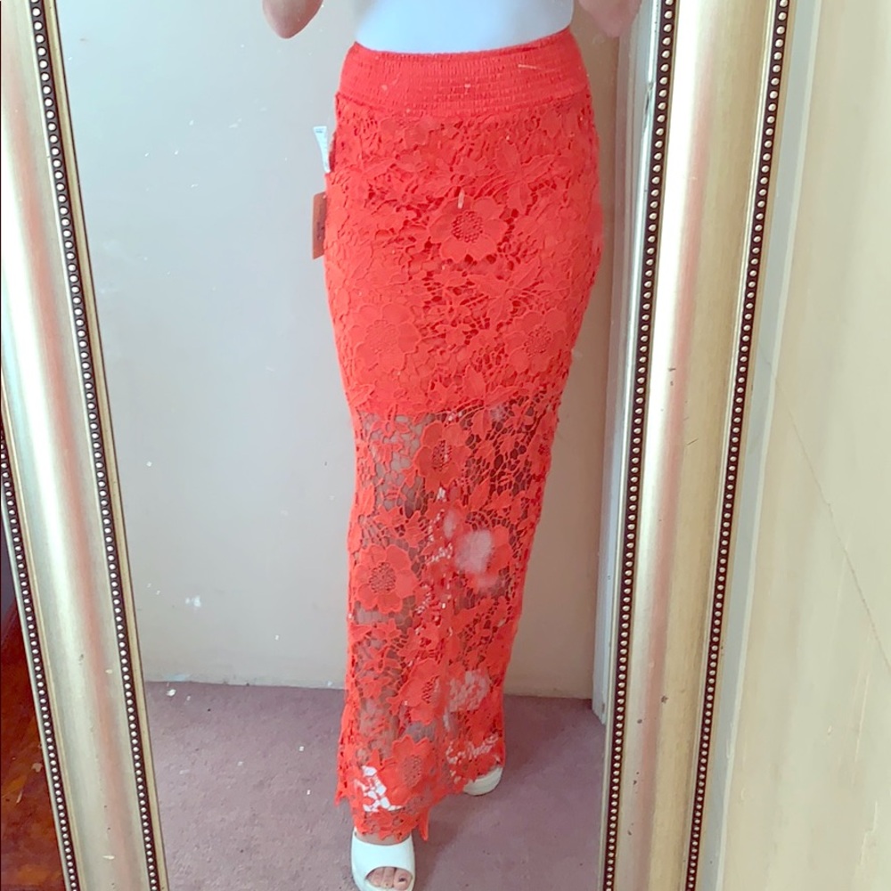 Women’s mid-rise skirt